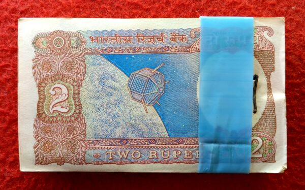 2 Rupees R.N.Malhotra Serial Bundle of 100 Notes (34V 670201 - 34V 670300) - Image 3