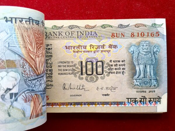 100 Rupees R.N Malhotra Serial Bundle of 100 Notes (8UN 810101 - 8UN 810200) - Image 2